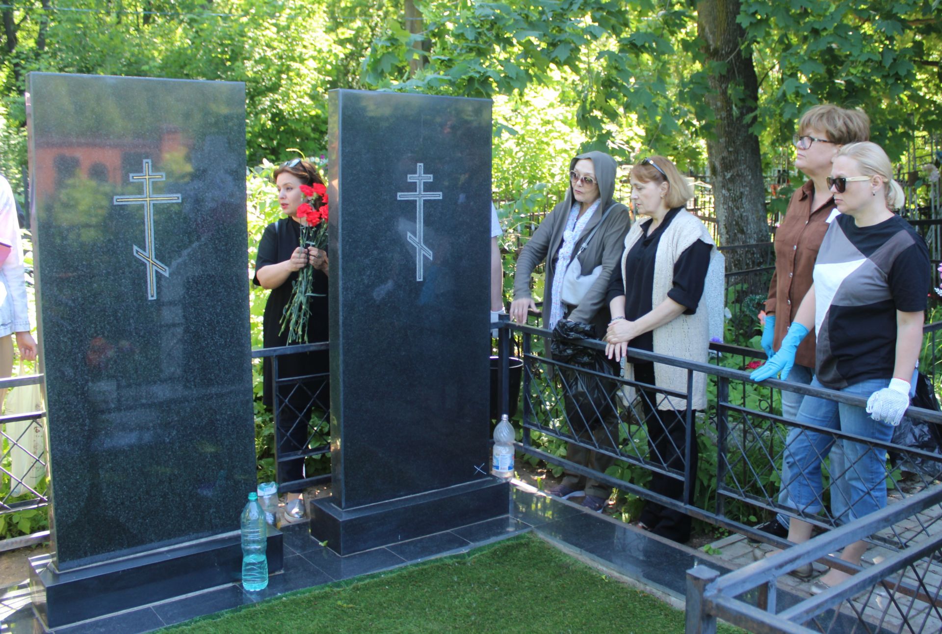 Качаловцы провели субботник на Арском кладбище