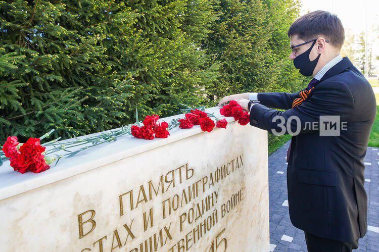 Цветы и минута молчания у памятника журналистам и полиграфистам