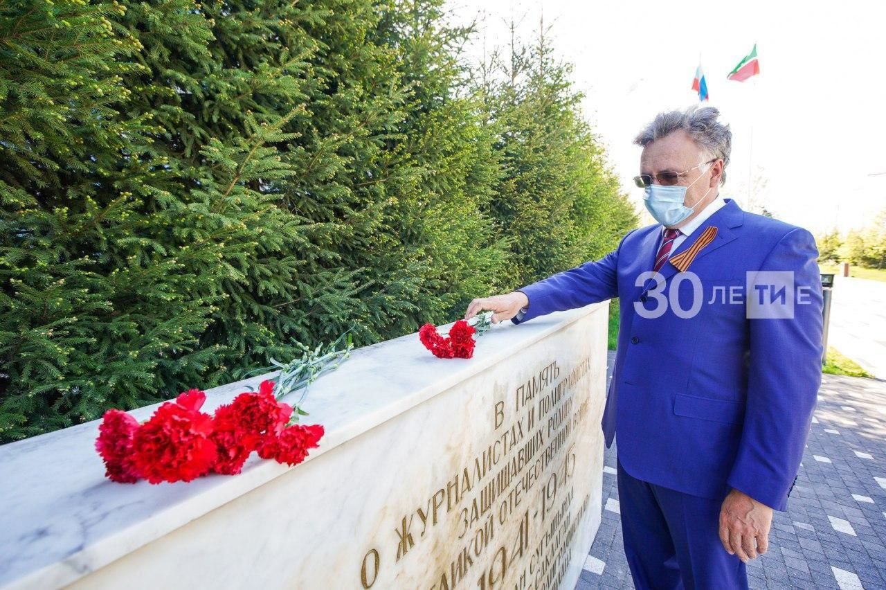 Цветы и минута молчания у памятника журналистам и полиграфистам
