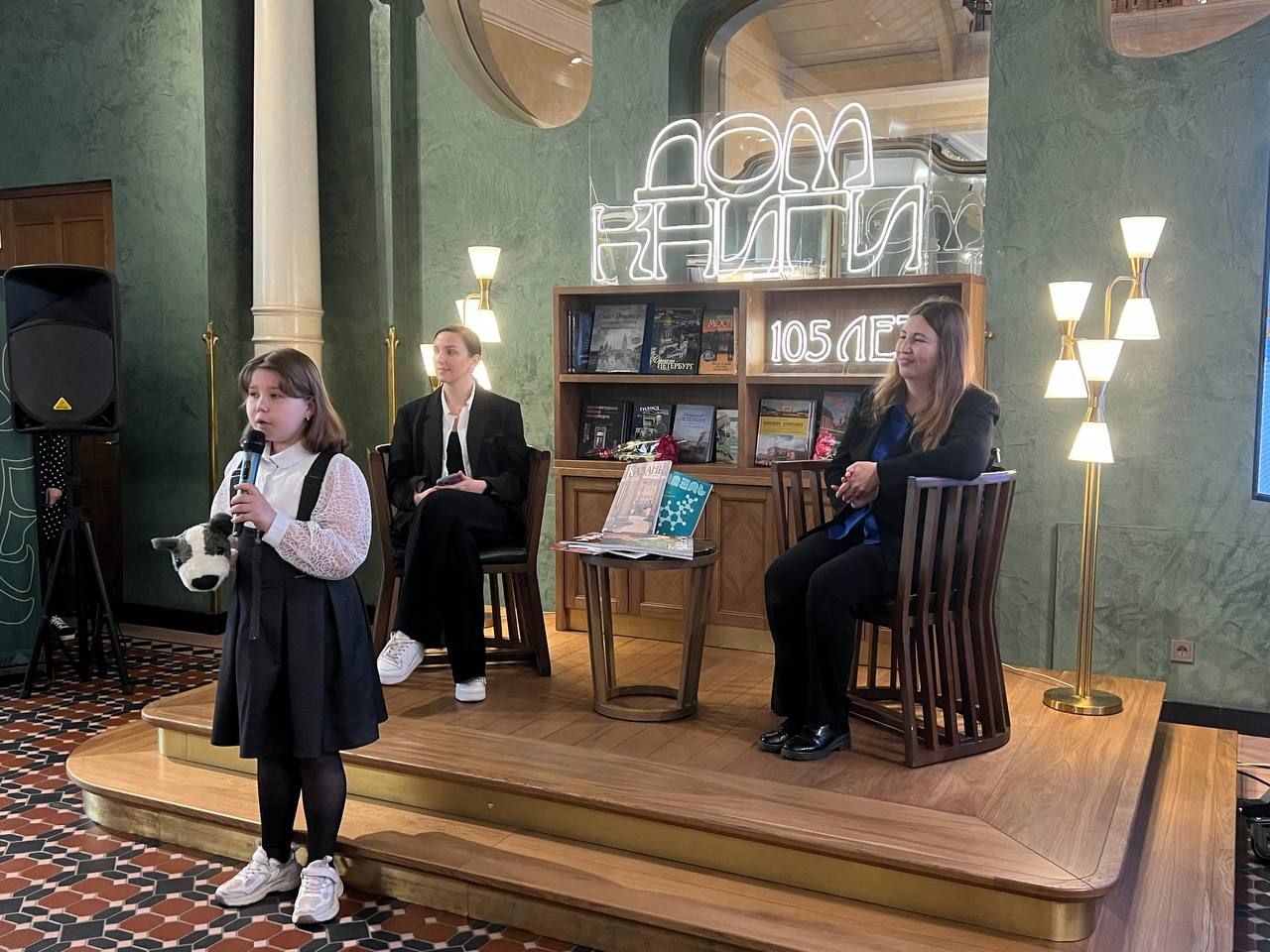 В Санкт-Петербургском Доме Книги (Дом компании Зингера на Невском) состоялась творческая встреча с главными редакторами журналов «Казань» и «Идель» — Альбиной АБСАЛЯМОВОЙ и Рамзией ГАЛИМОВОЙ