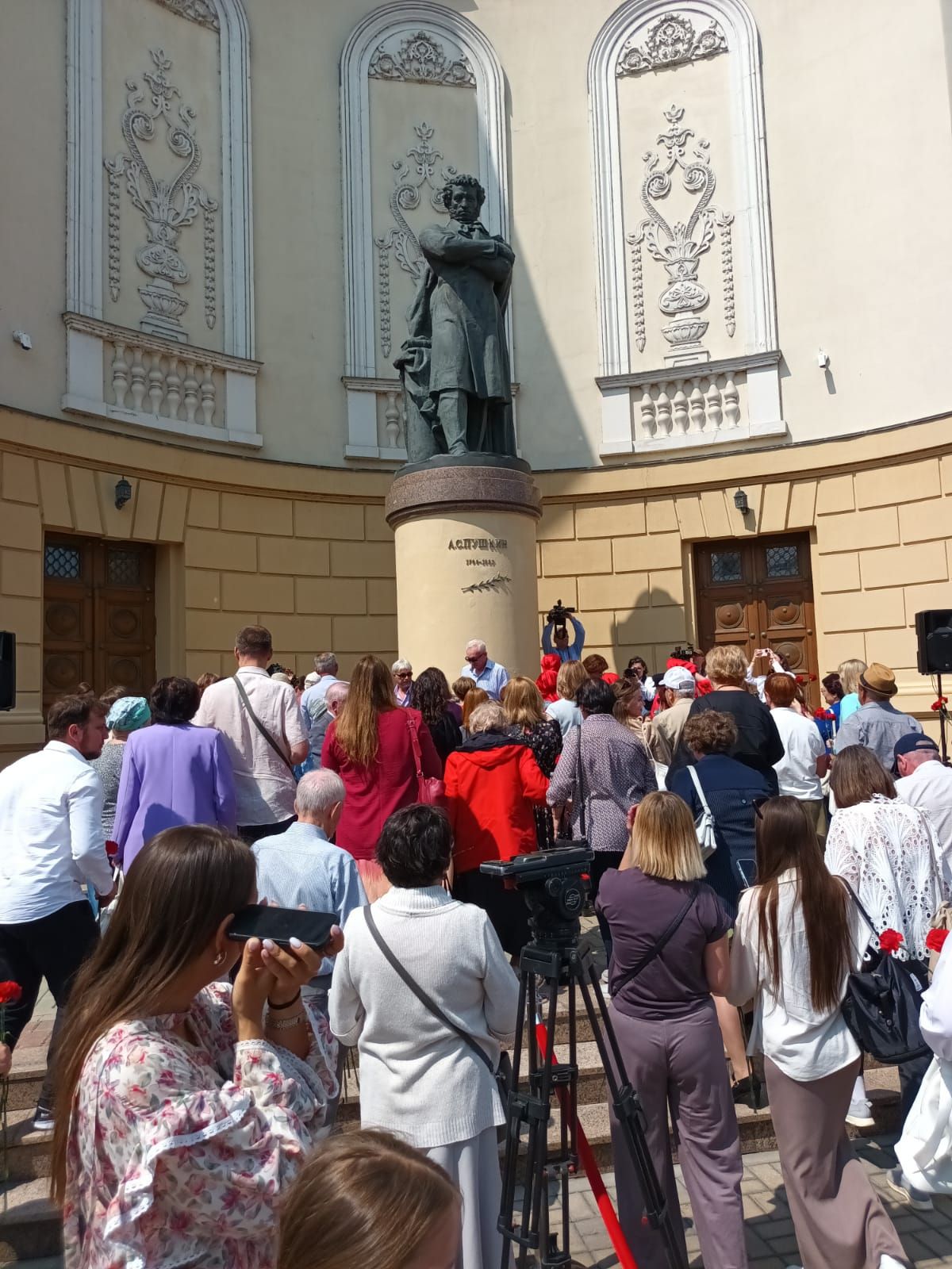 Не зарастёт народная тропа... В Казани отметили день рождения Александра Сергеевича Пушкина.