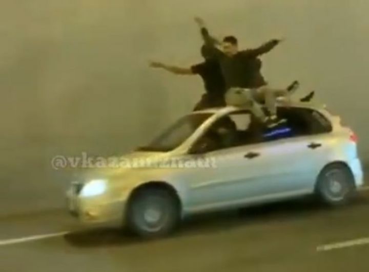 Любителей прокатиться на крыше авто по Казани оштрафовали