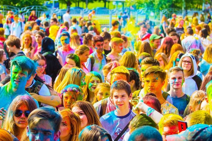 Фестиваль красок Colors на Кремлевской набережной
