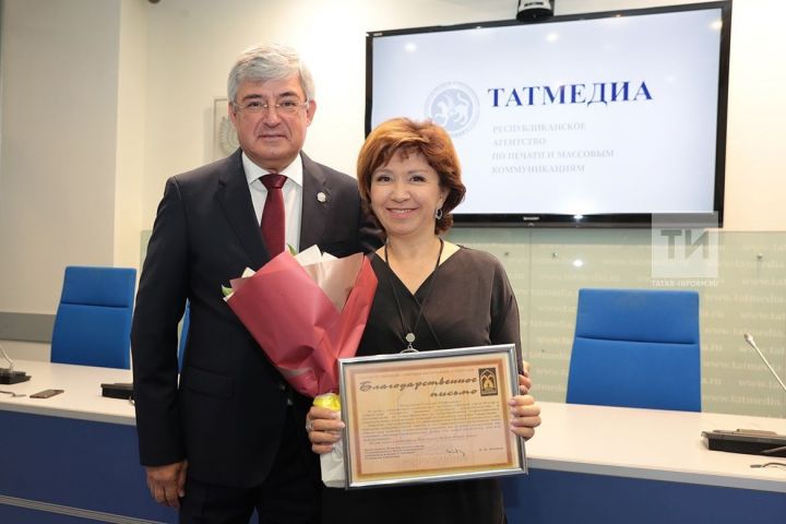 Благодарственные письма Минтимера Шаймиева получили сотрудники журнала "Казань!