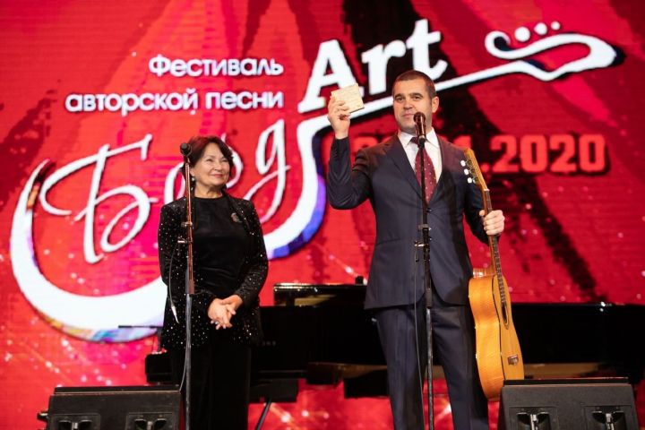 Филармония получила в дар гитару Марата Тазетдинова!