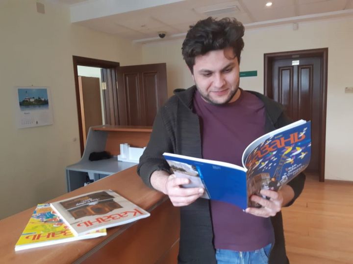 Студент из Турции читает журнал «Казань»