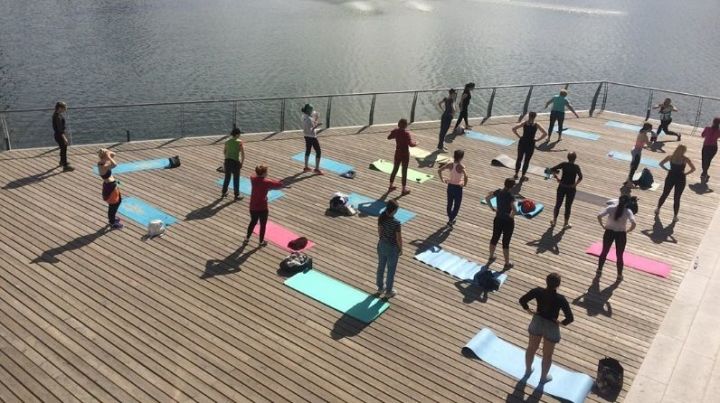 Тем, кто любит йогу — вас ждут на набережной озера Кабан