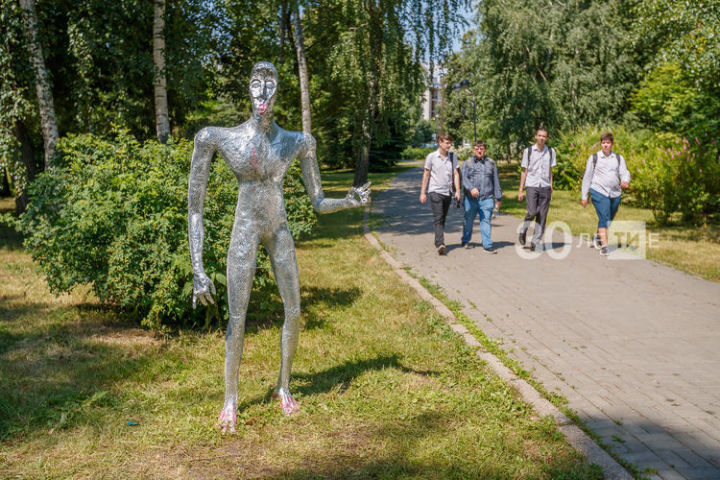 В&nbsp;центре Казани появились статуи «железных» человечков, похожих на пришельцев