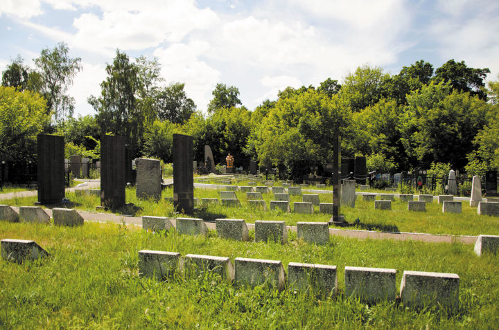 «Город мёртвых» в городе живых: российские кладбища в XX веке
