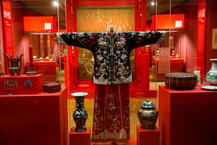 Выставка «Пять символов счастья. Благопожелания в китайском искусстве XVII-XX веков из собрания Государственного Эрмитажа» завершится 30 января!