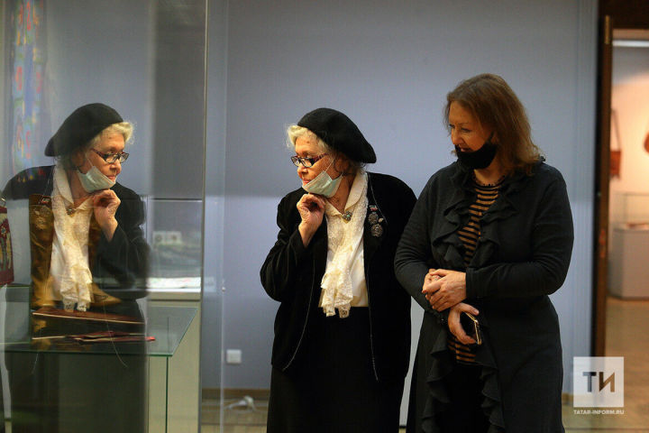 Щиты, пояса болгар, футляры для зеркал: Музей ИЗО открыл выставку юбиляра Софьи Кузьминых