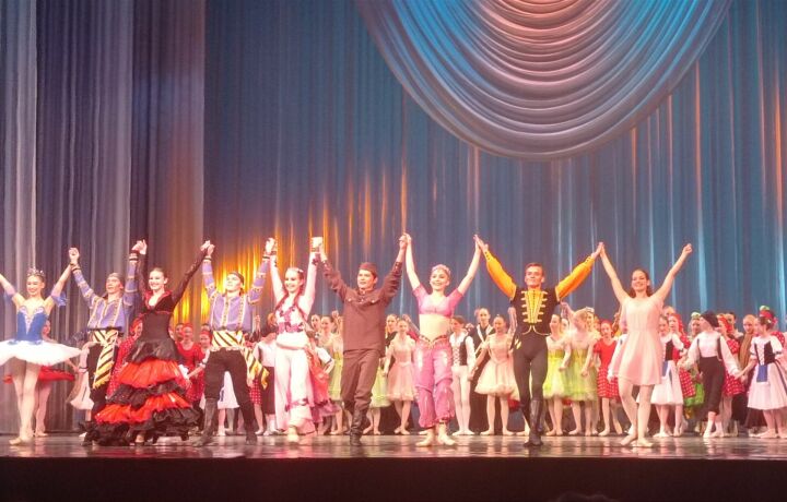 Учащиеся и выпускники Казанского хореографического училища демонстрируют свои таланты на сцене Театра оперы и балета