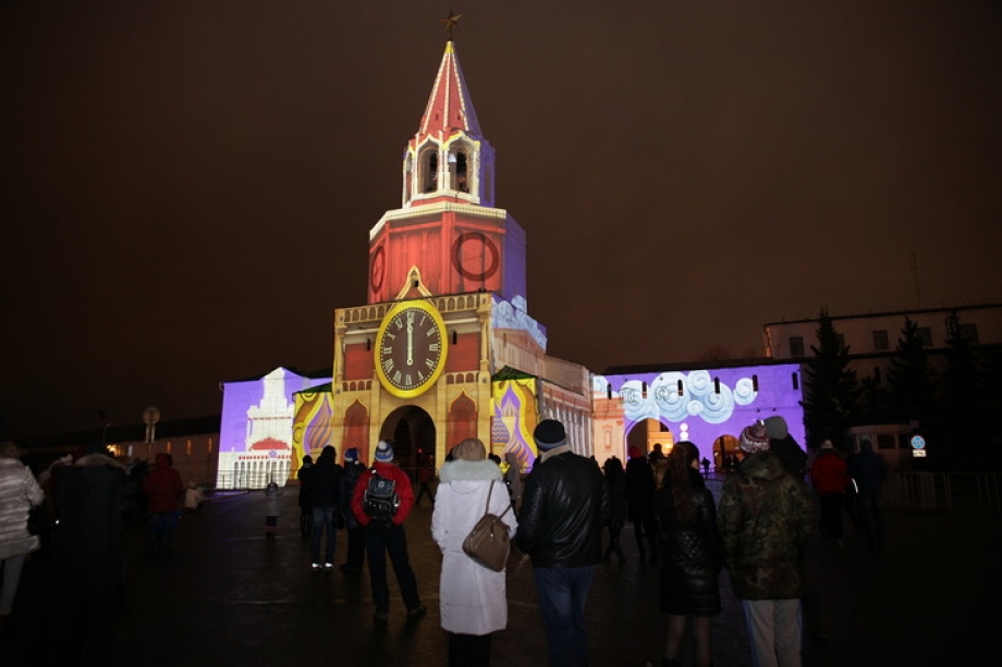 Новогодние представления у Спасской башни кремля в Казани