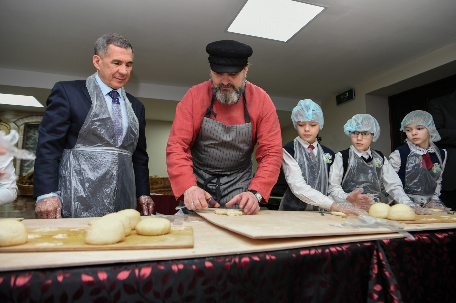 Рустам Минниханов поучаствовал в мастер-классе по изготовлению хлебных лепешек
