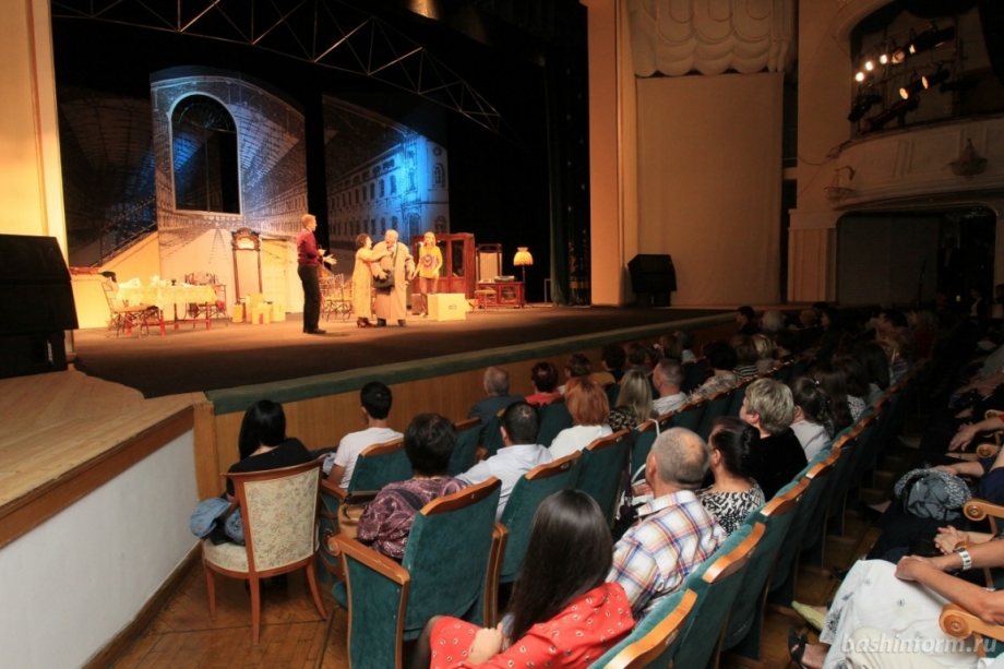 Президент Рустам Минниханов встретился с коллективом Татарского государственного Академического театра