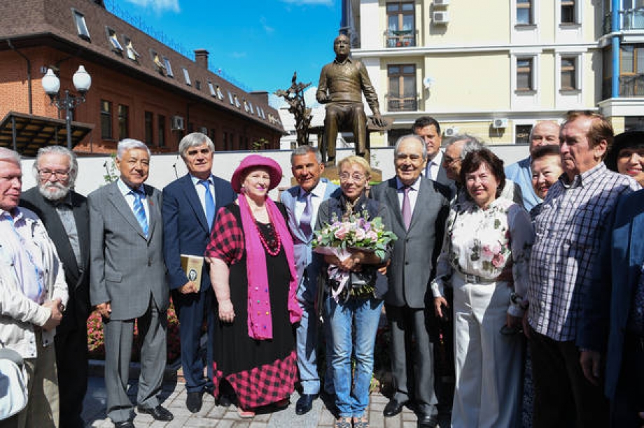 Сегодня открыли памятник выдающемуся композитору Рустему Яхину 