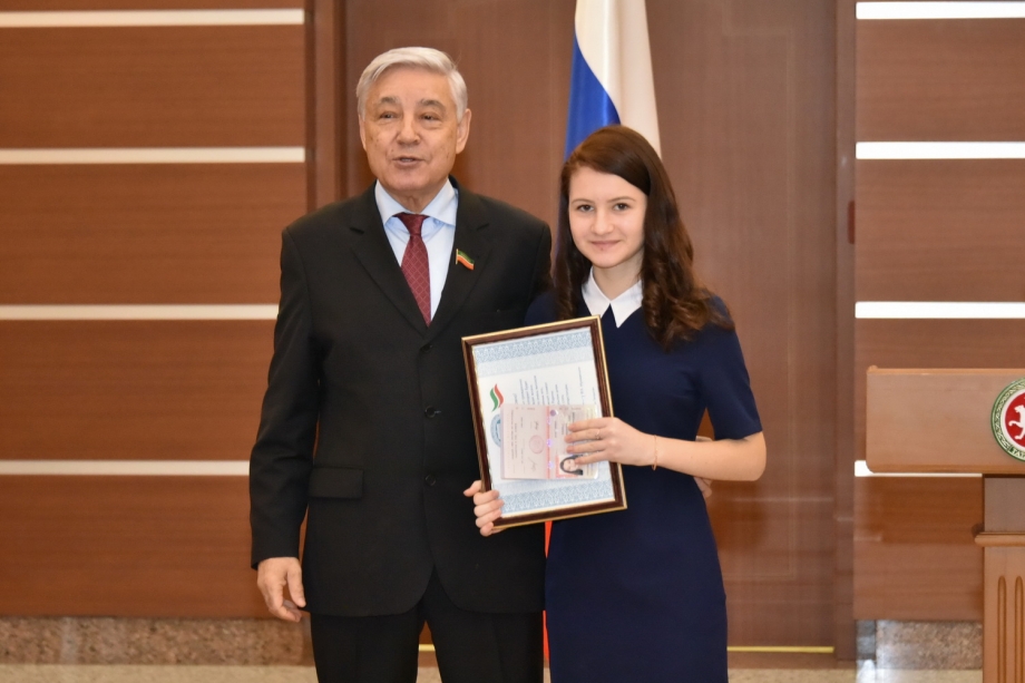 Фарид Мухаметшин вручил паспорта татарстанским школьникам в День Конституции Российской Федерации