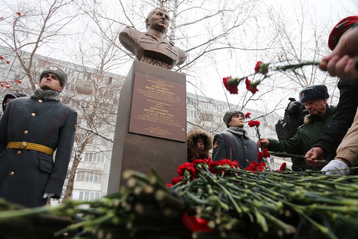 В Казани на территории школы №113 открыли памятник Герою России Марату Ахметшину