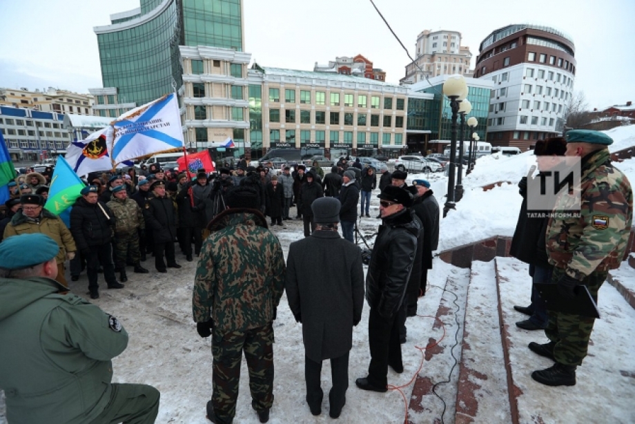 В Казани офицеры вышли на митинг в поддержку Путина