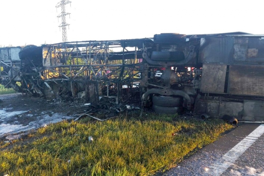 В Татарстане возле Заинска грузовик и автобус столкнулись и загорелись