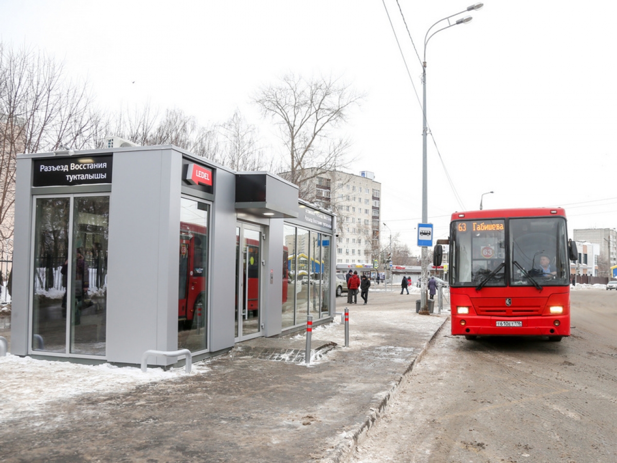 В Казани появилась первая отапливаемая остановка с Wi-Fi, видеонаблюдением и зарядкой для телефона