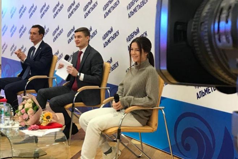 Певица Нюша проголосовала за кандидата в Президенты России в Альметьевске