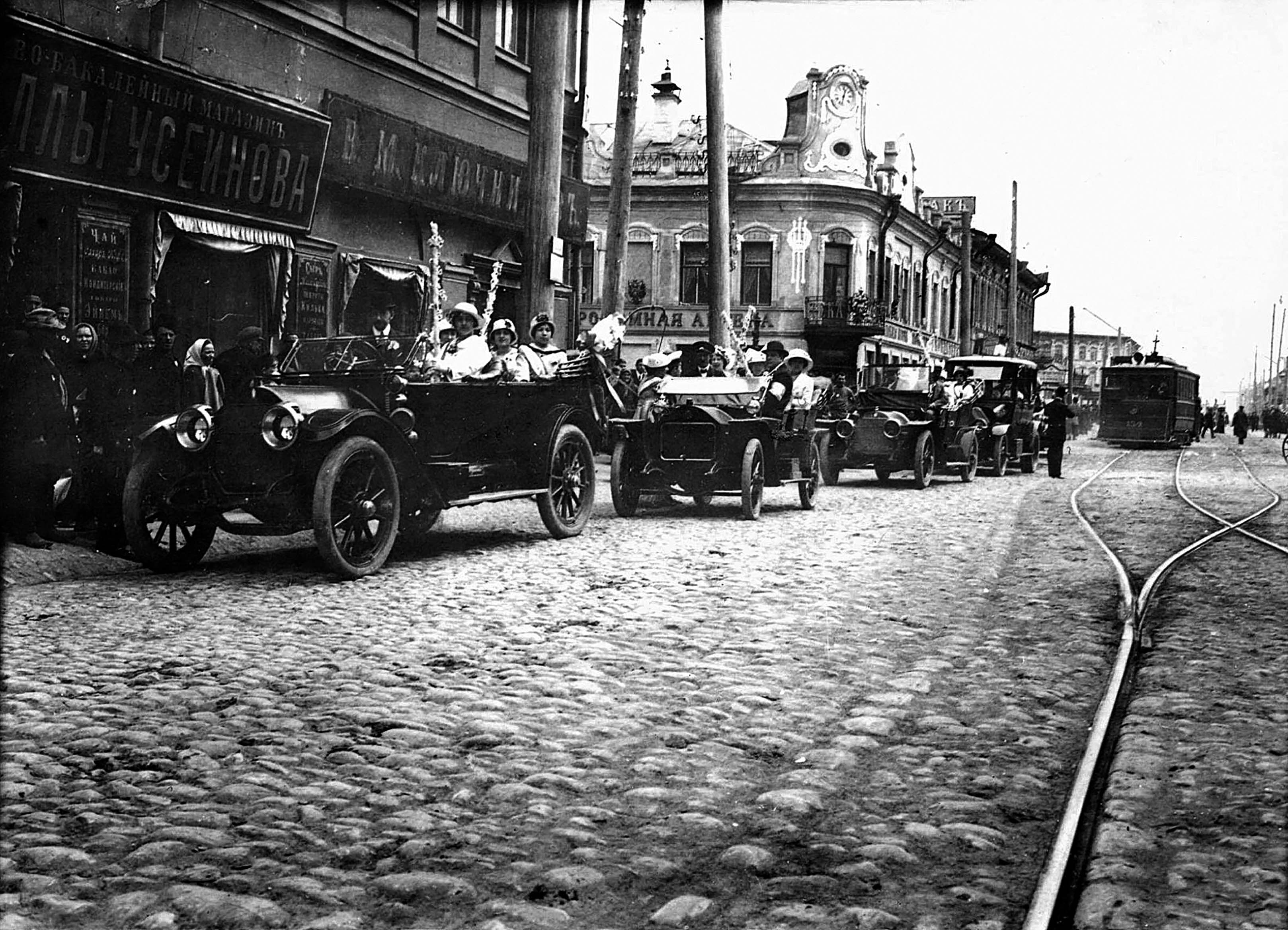 Архив машин. Автомобиль 1914 года. Первый автомобиль 1914 года. Казань 1900 год.