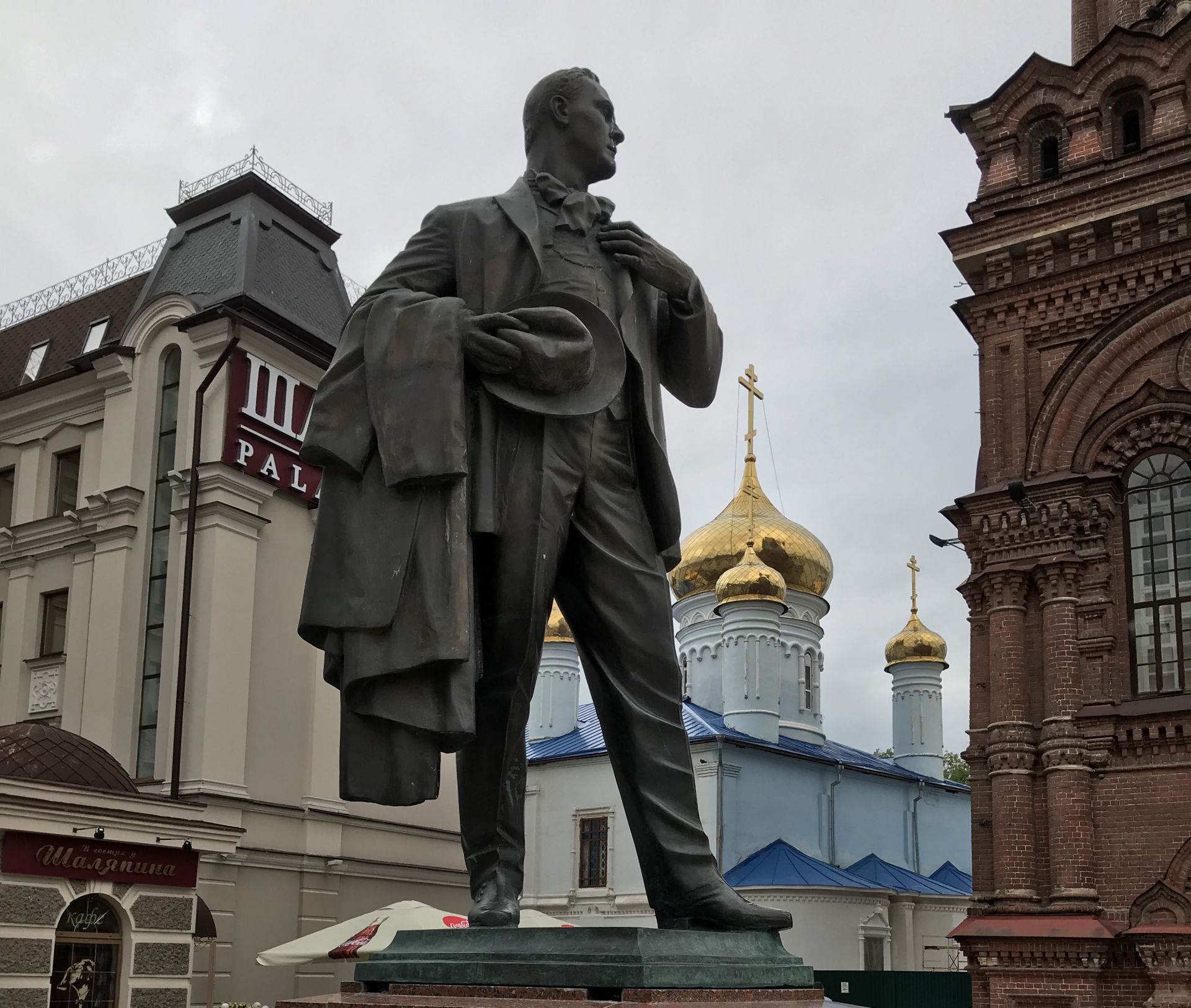 Шаляпин памятник. Памятник Шаляпину в Казани. Шаляпин Федор Иванович Казань. Федор Шаляпин памятник.