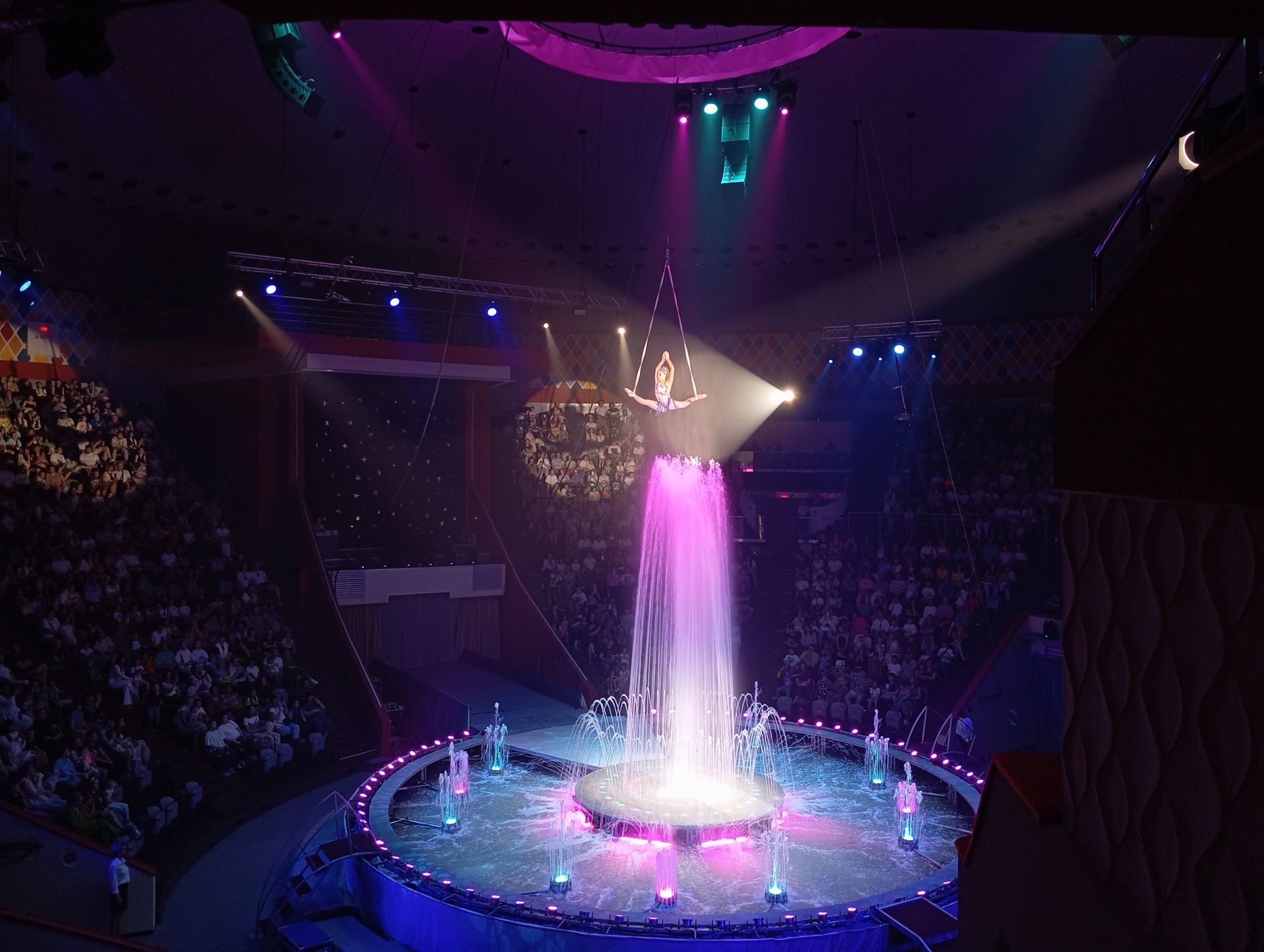 «На счастье!» - премьера водно-циркового ревю в Казанском цирке
