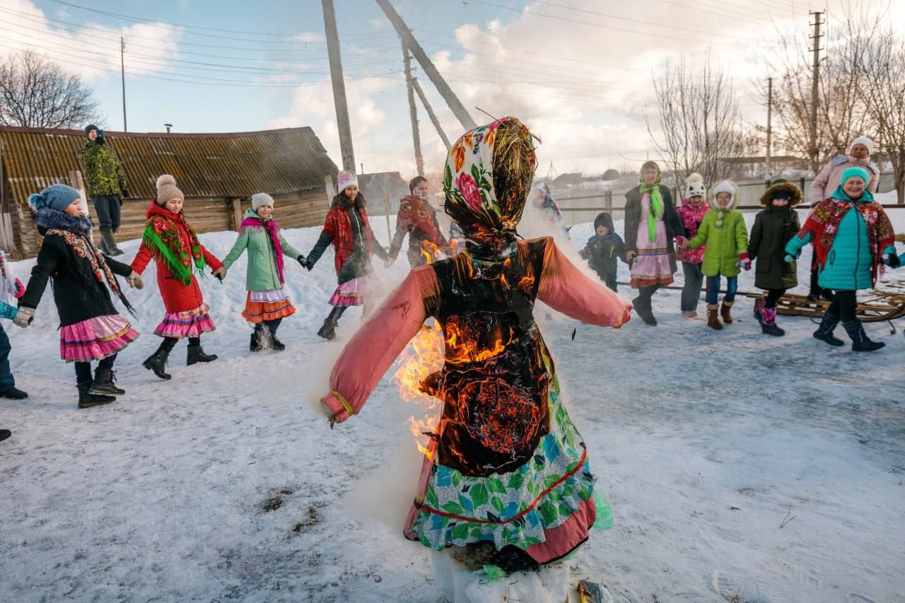 Мы празднуем масленицу не в день весеннего равноденствия, а почти на месяц раньше. Это связано с православием, которое в свое время перекроило языческие обычаи и календарь