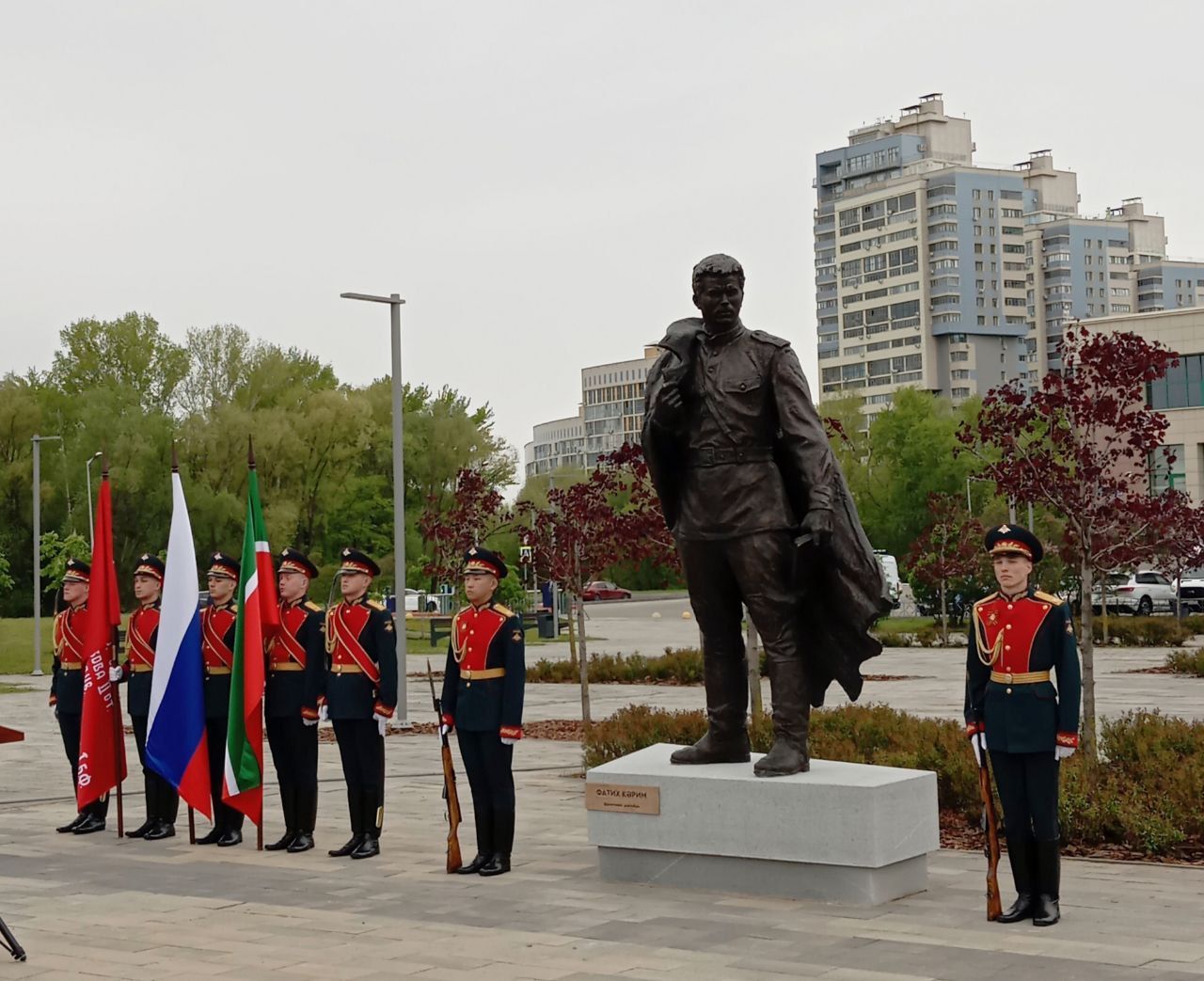 Сегодня, в преддверии Дня Победы, в Казани в сквере «Молодёжный» состоялась церемония открытия памятника татарскому советскому поэту-фронтовику Фатыху Кариму.