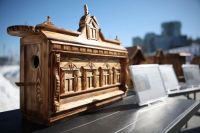 В казанских парках устанавливают уникальные скворечники в виде старинных особняков