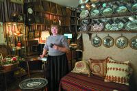 Женщина  в обрамлении антиквариата