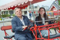 Держаться за руки