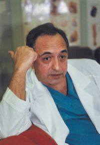 Выдающемуся кардиохирургу Роину Кондратьевичу ДЖОРДЖИКИЯ, первому в Татарстане врачу, совершившему трансплантацию сердца, исполнилось 80 лет