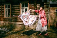 Тюльпаны вместо оленей: как национальный костюм становится повседневным трендом в Казани