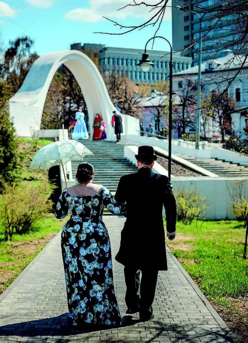 Арка влюблённых (ул. Лобачевского, парк «Чёрное озеро»)