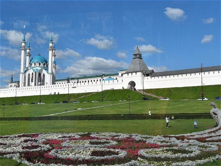 В Казани на площади Тысячелетия появятся объемные цветочные композиции «Алмаз» и «Алтын»
