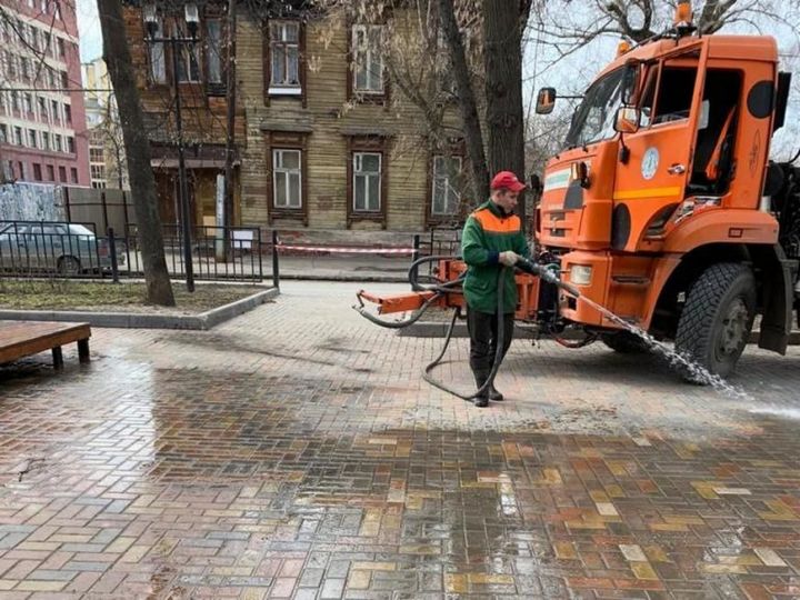 В Казани продолжаются работы по санитарной очистке города