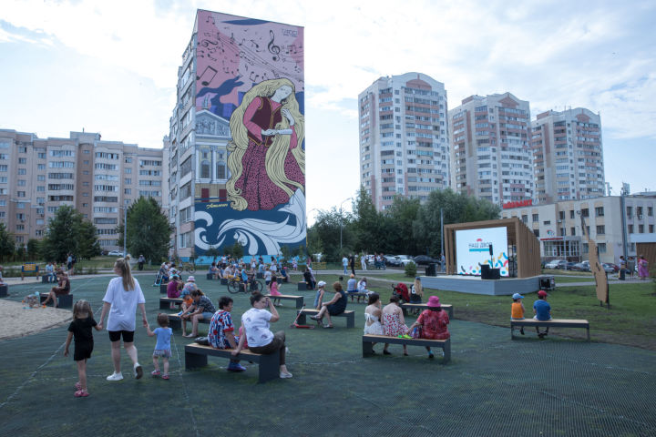 В Советском районе появился новый сквер со сценой и большим экраном