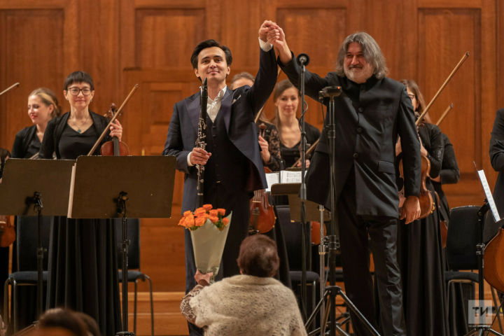 В новом сезоне худрук и Рустем Абязов обещал знакомить слушателей с таким необычным симбиозом, как солирующий духовой инструмент и струнный оркестр