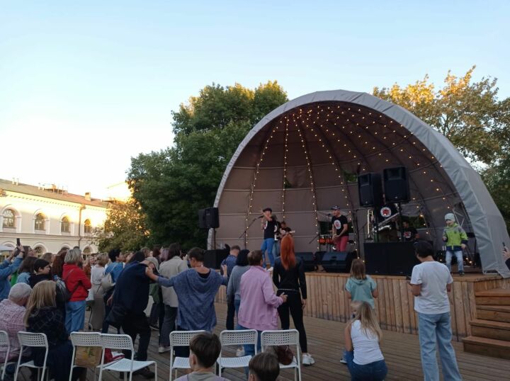 «Танцуют все!» - благотворительный концерт ВИА «Волга-Волга» во дворе Национального музея