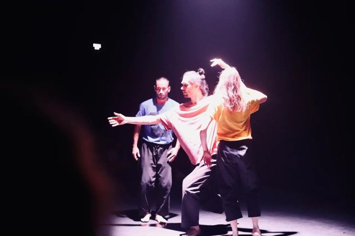 Театральная площадка MOÑ объявила опен-колл для танцовщиков для участия в вечере танцевальной импровизации ҖЫЕН