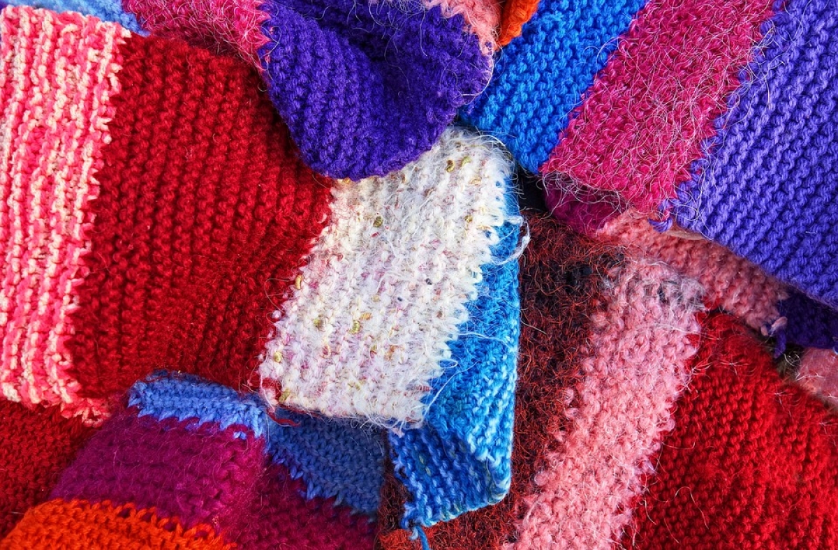 Связать шарф для бездомных людей приглашает проект «Хурма Казанская».