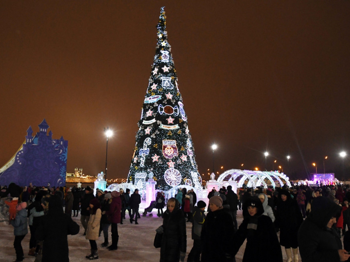 Главная елка Казани и ледовый городок открылись на площадке около Центра семьи «Казан»