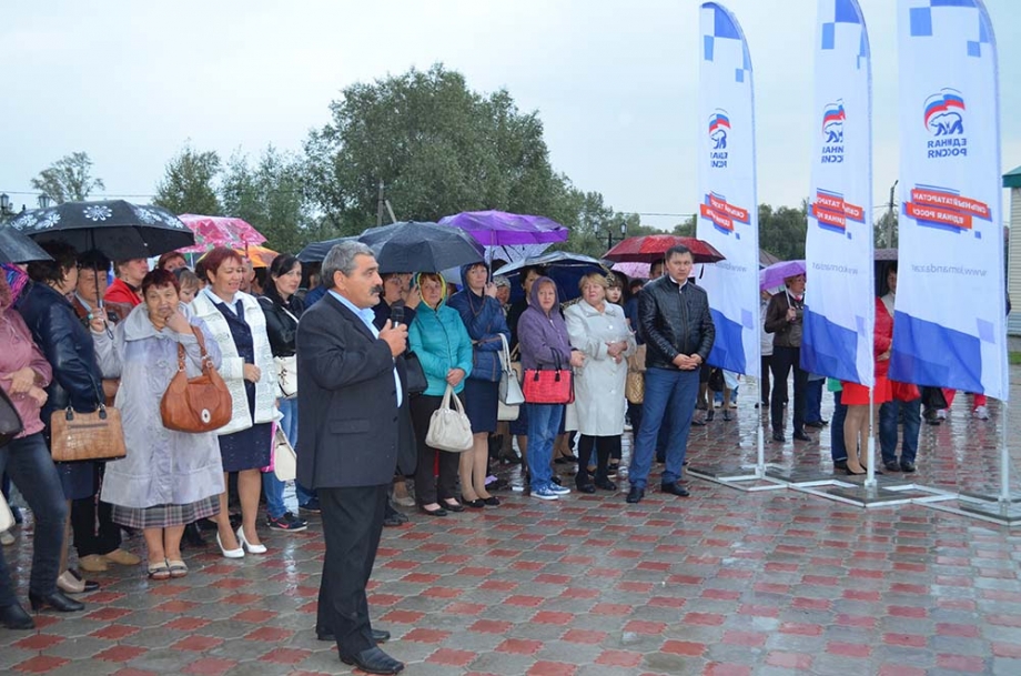 Жители Апастовского района поручили единороссам проработать вопрос открытия родильного отделения.